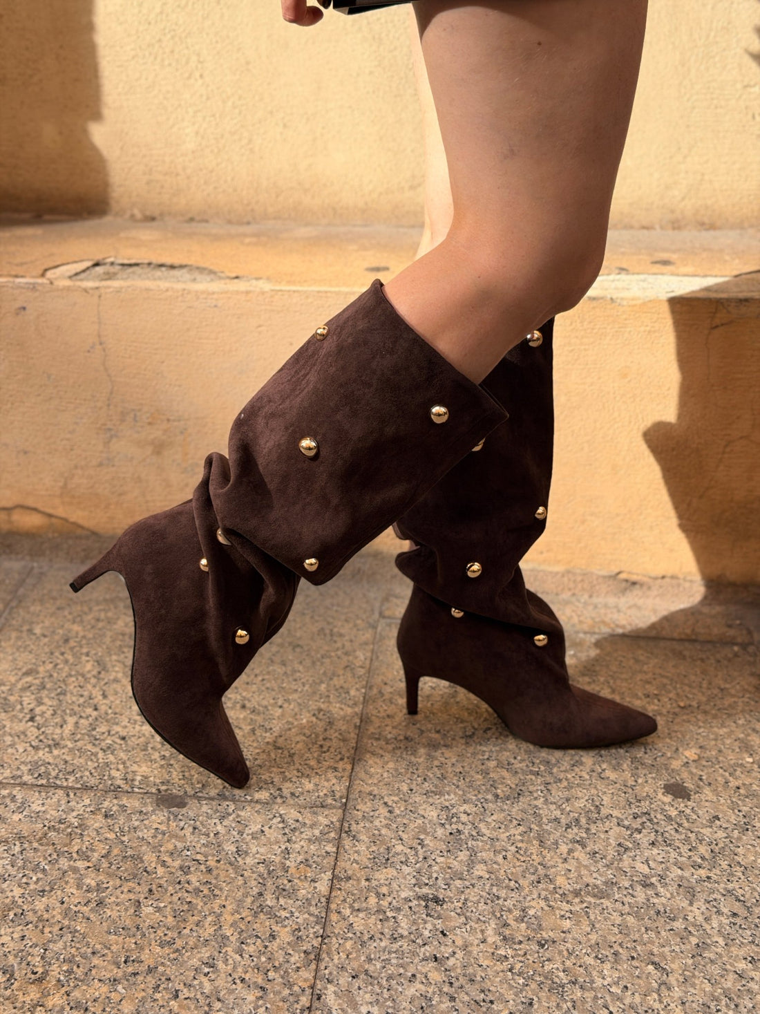 Bottes en daim synthétique marron à clous dorés - Léone