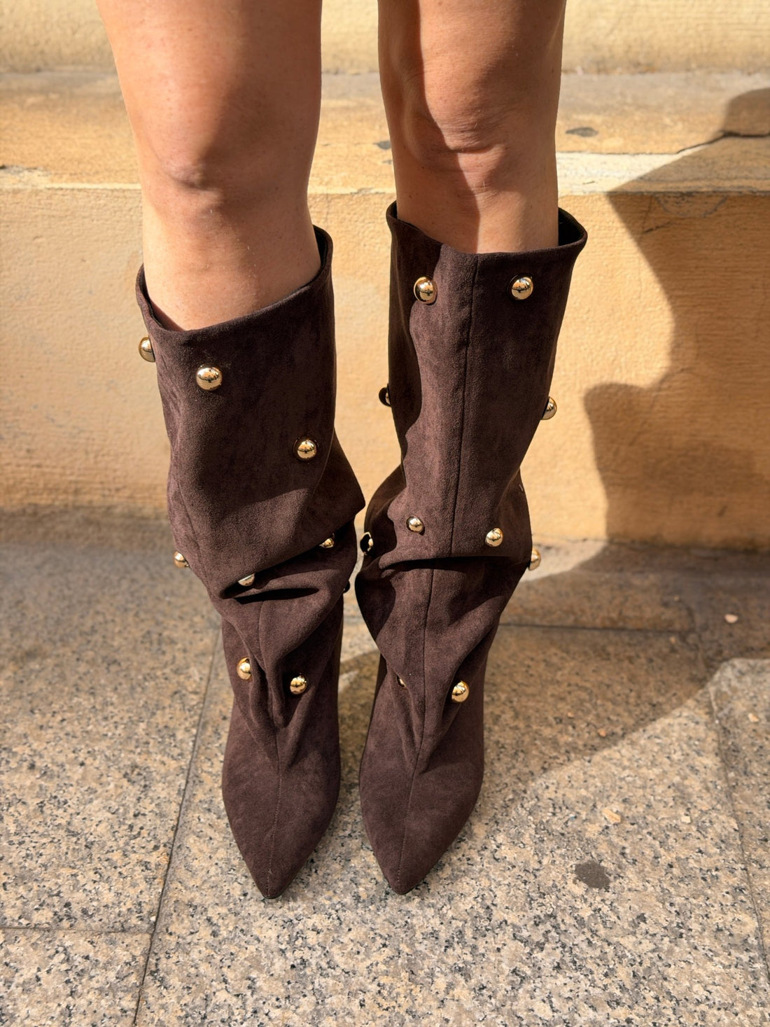 Bottes en daim synthétique marron à clous dorés - Léone