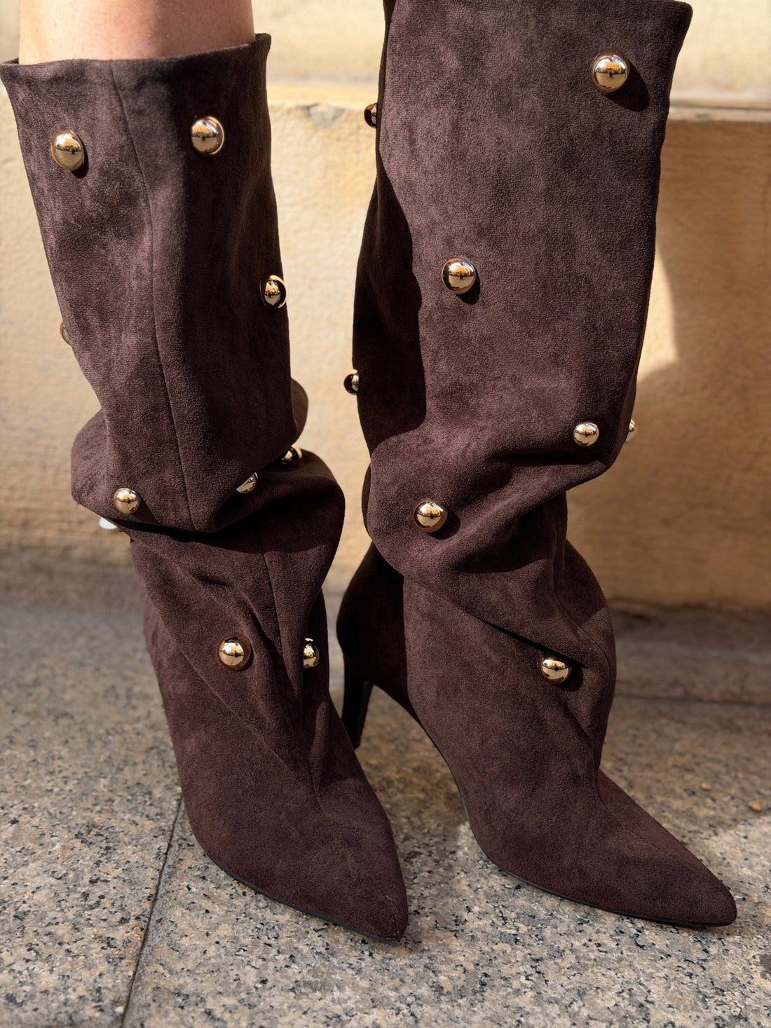 Bottes en daim synthétique marron à clous dorés - Léone
