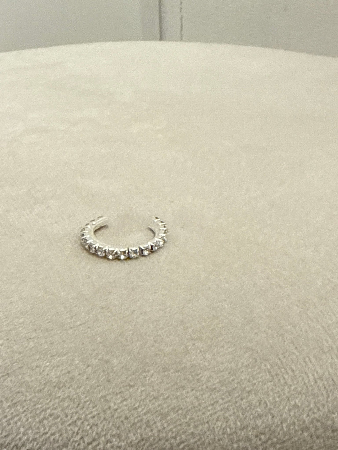 Earcuff argenté avec strass blancs - Léone