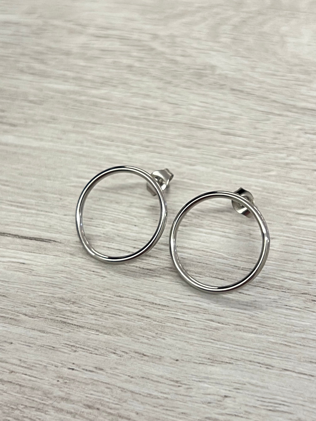 Boucles d’oreilles argentées anneau médium
