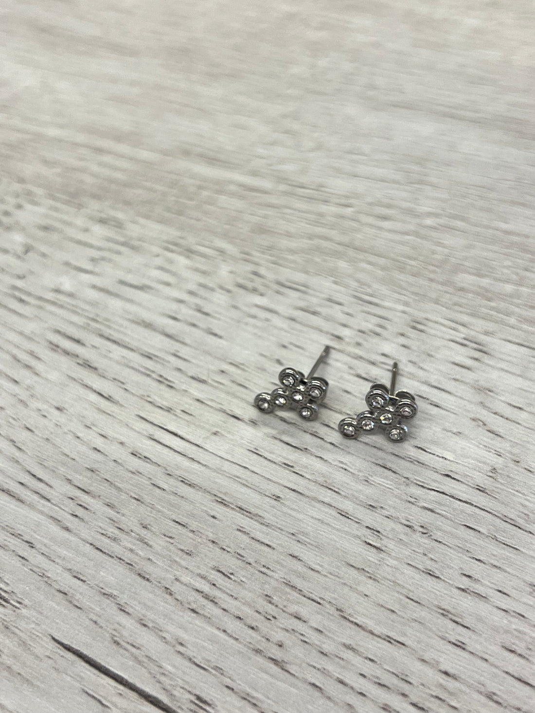 Boucles d’oreilles argentées croix strass