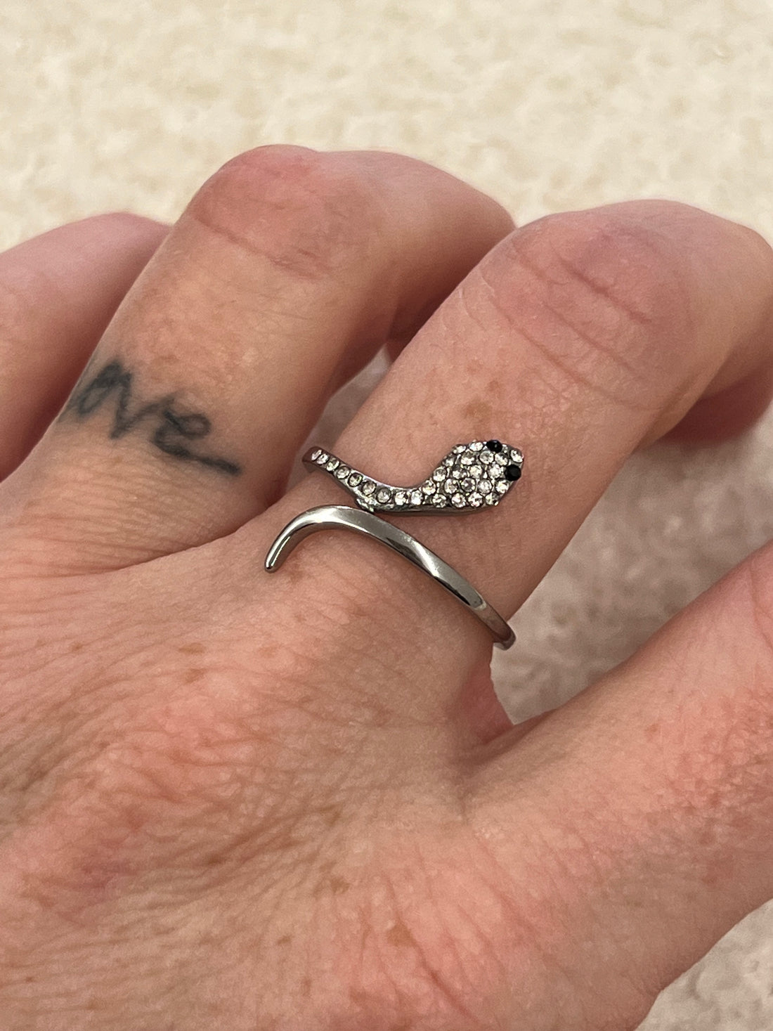 Bague argentée serpent strass