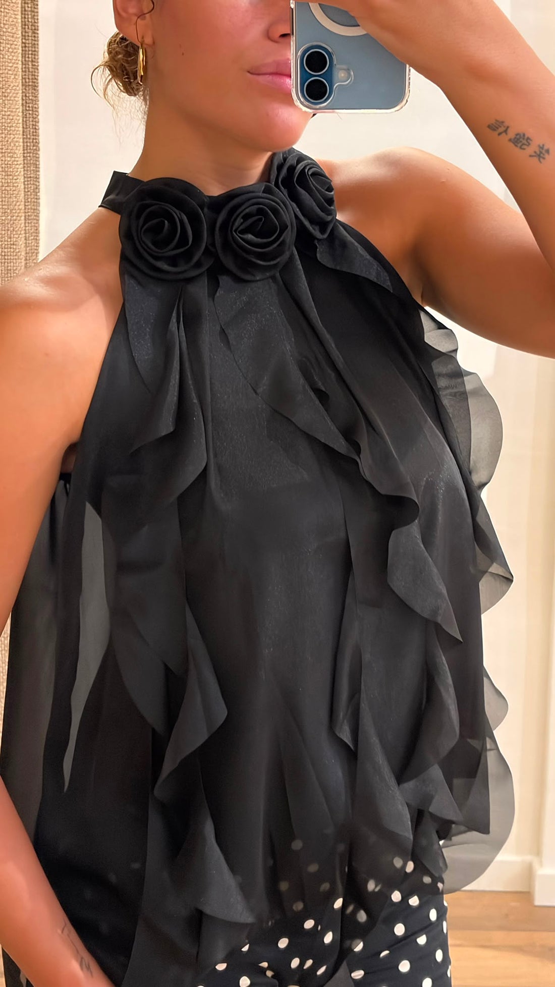 Top avec fleurs au col noir