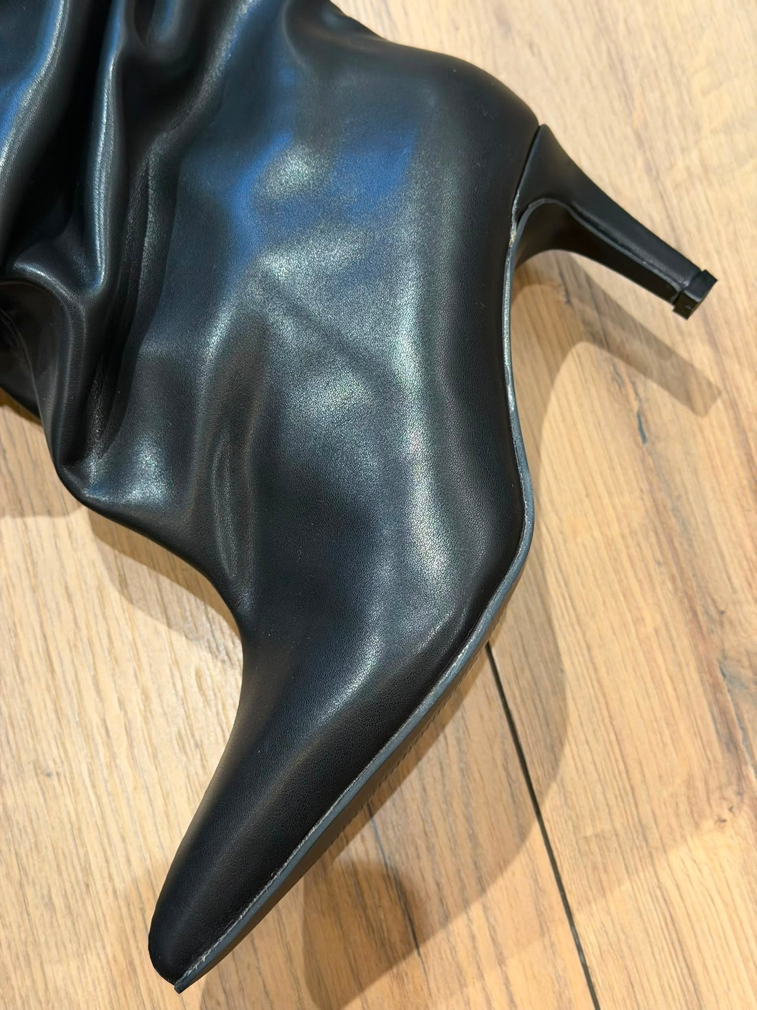 Bottes noires froncées