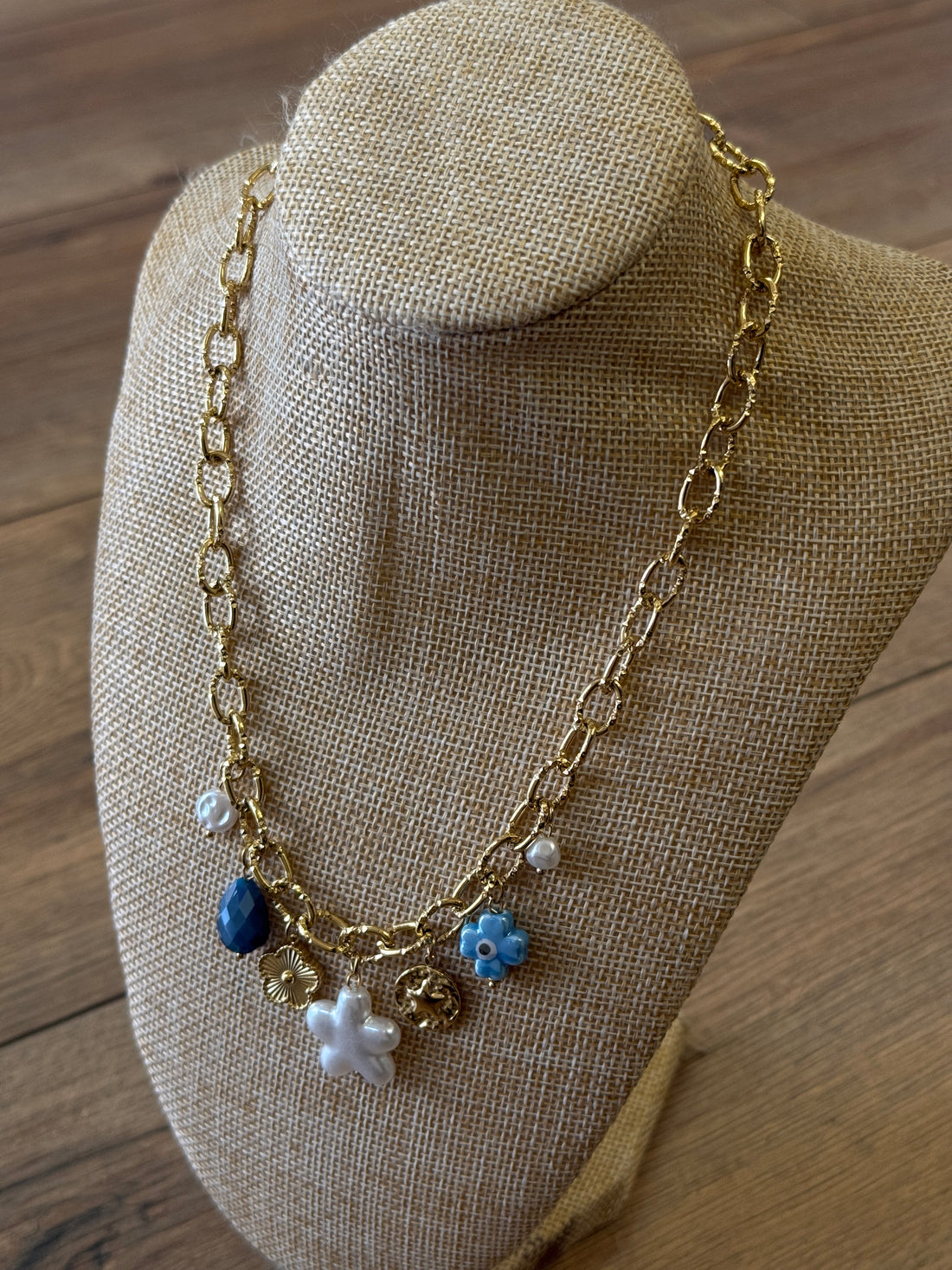 Collier chaîne dorée breloques bleues