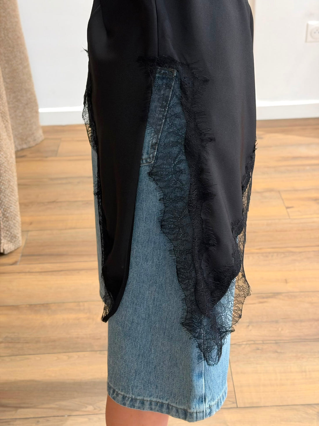 Top asymétrique dentelle noir