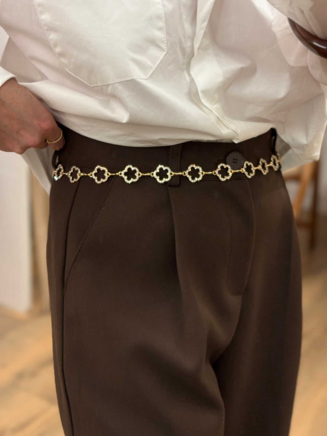 Ceinture en chaîne dorée et fleurs à strass