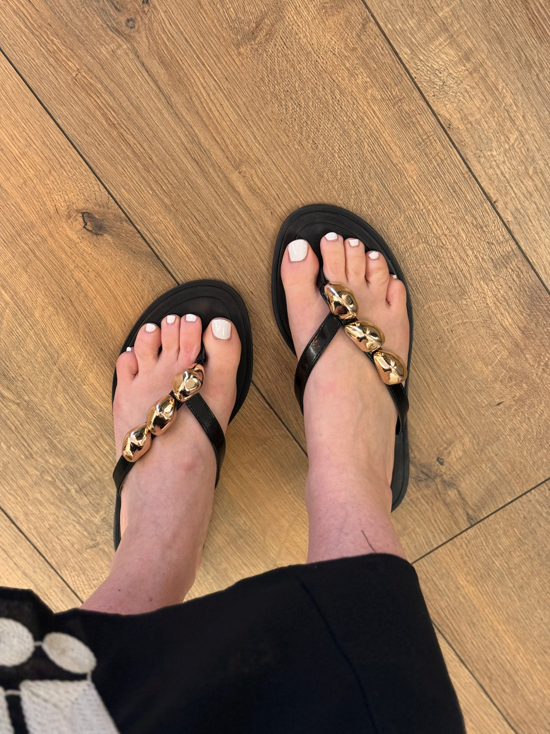 Tongs noires avec bijou doré