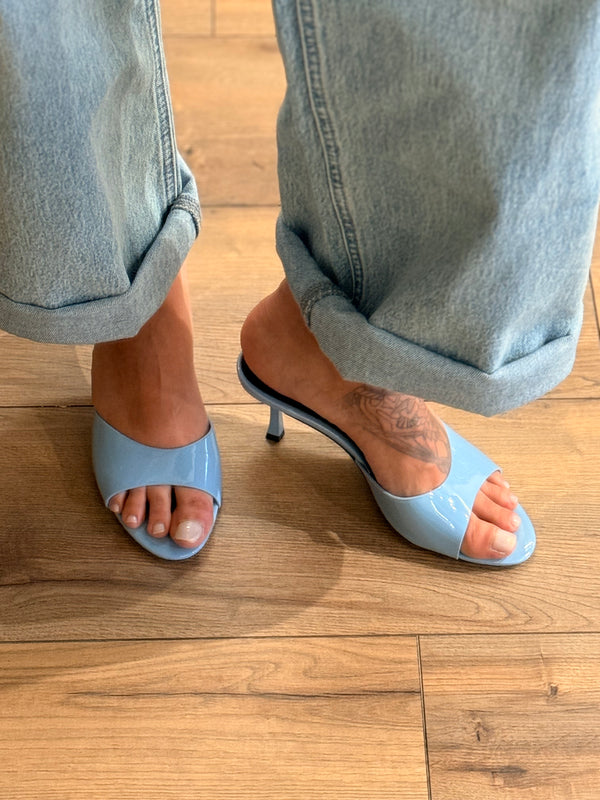Mules vernies a talon bleu
