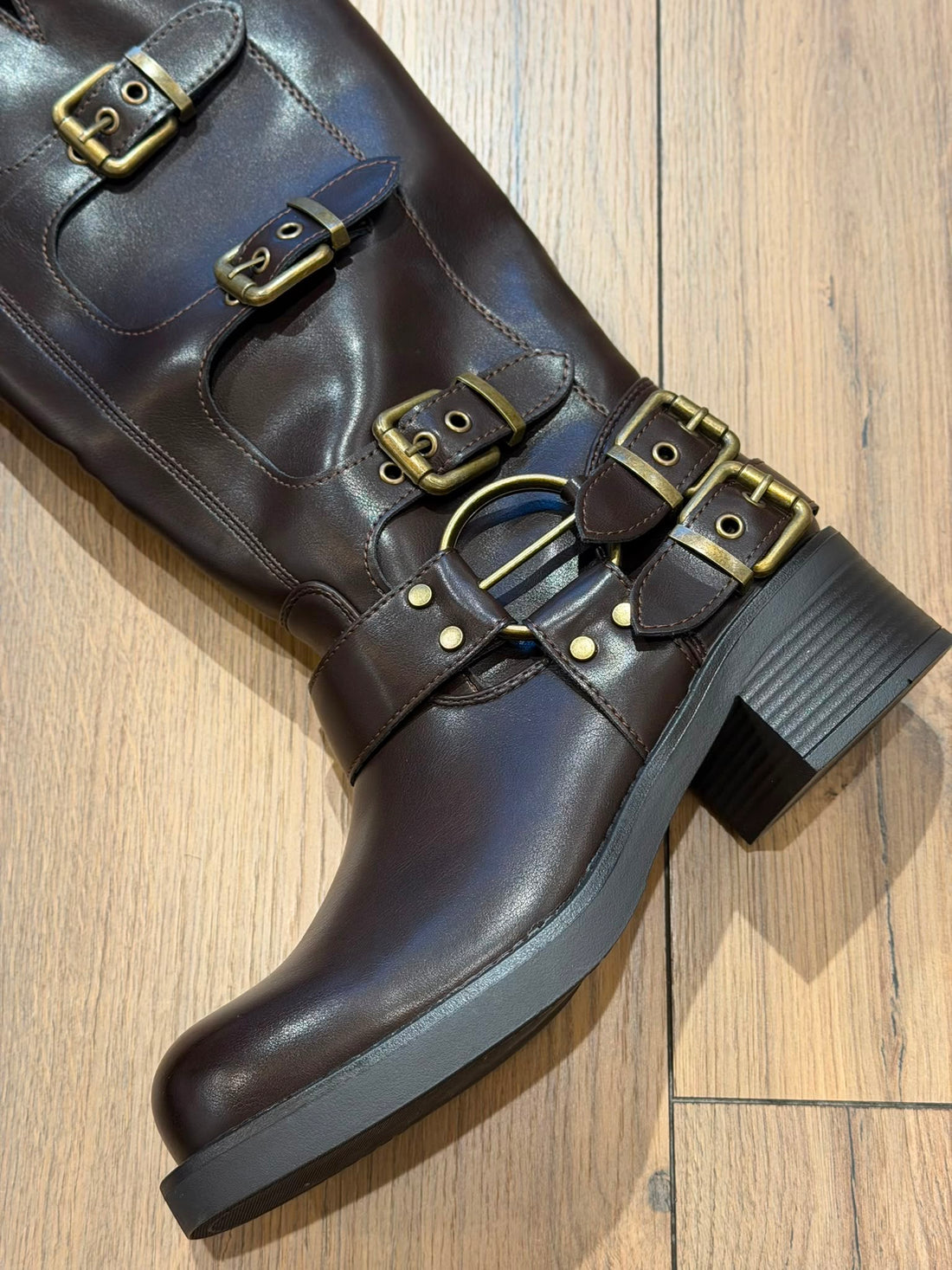 Bottes marrons avec boucles