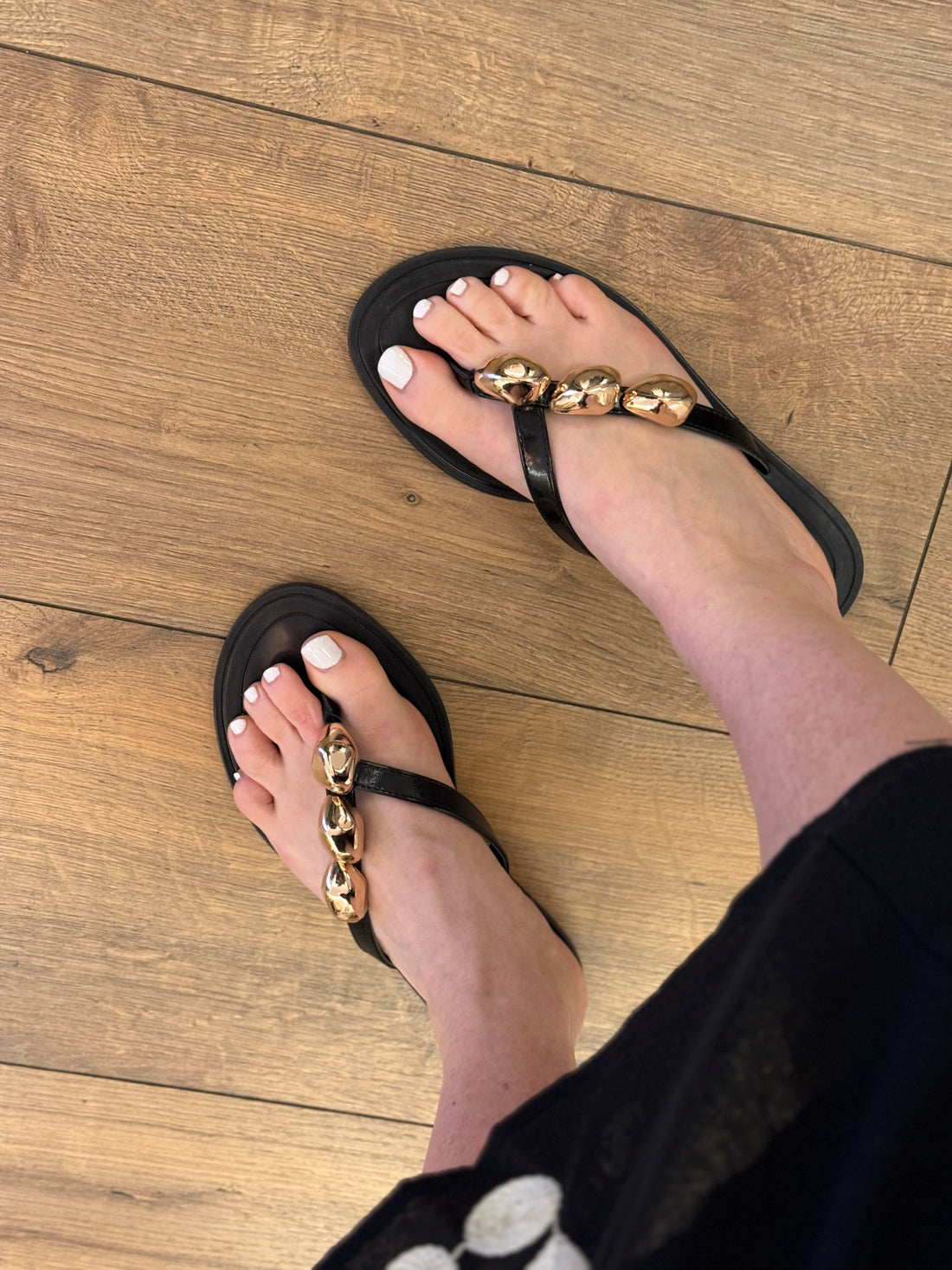 Tongs noires avec bijou doré