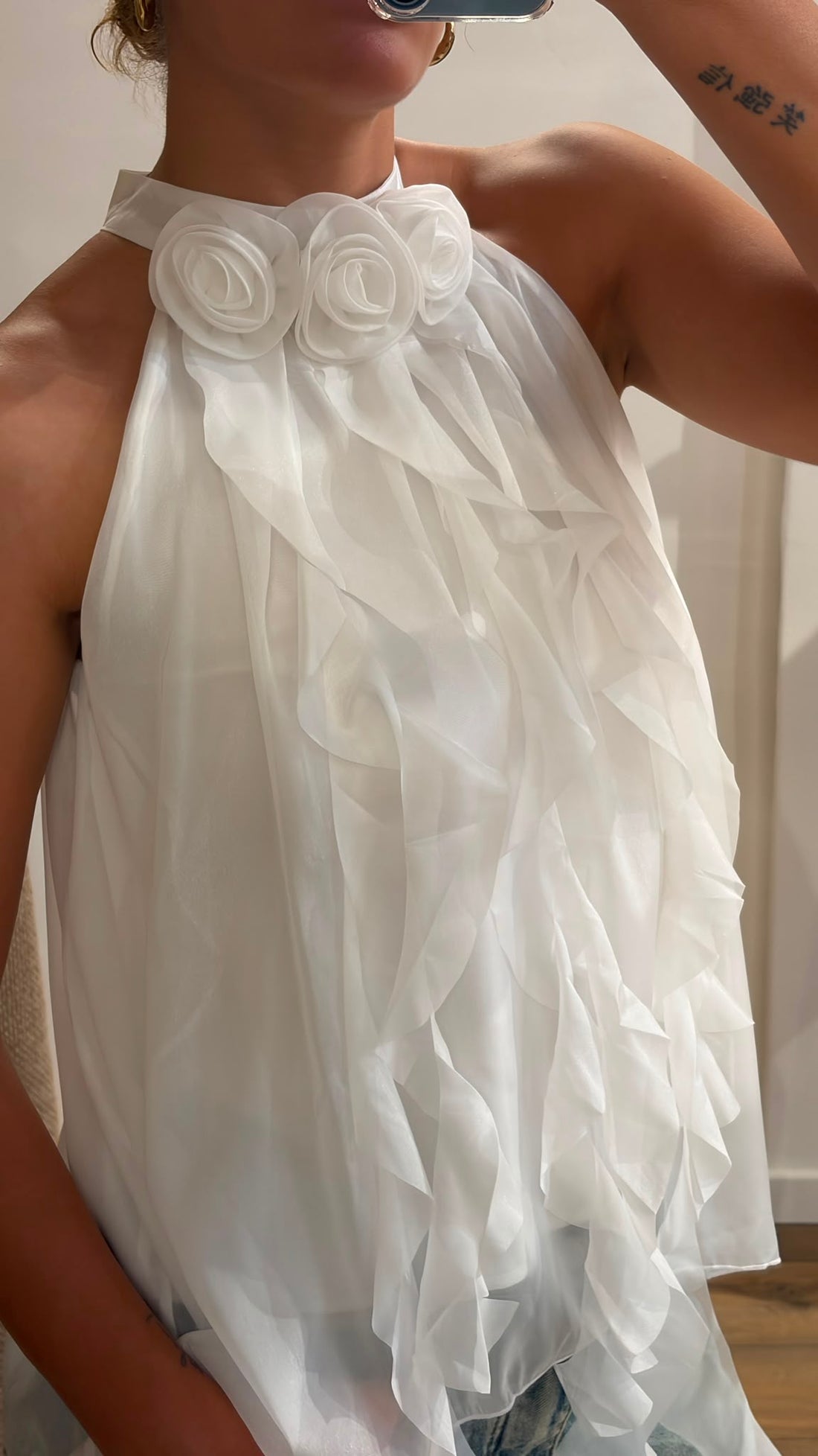 Top avec fleurs au col blanc