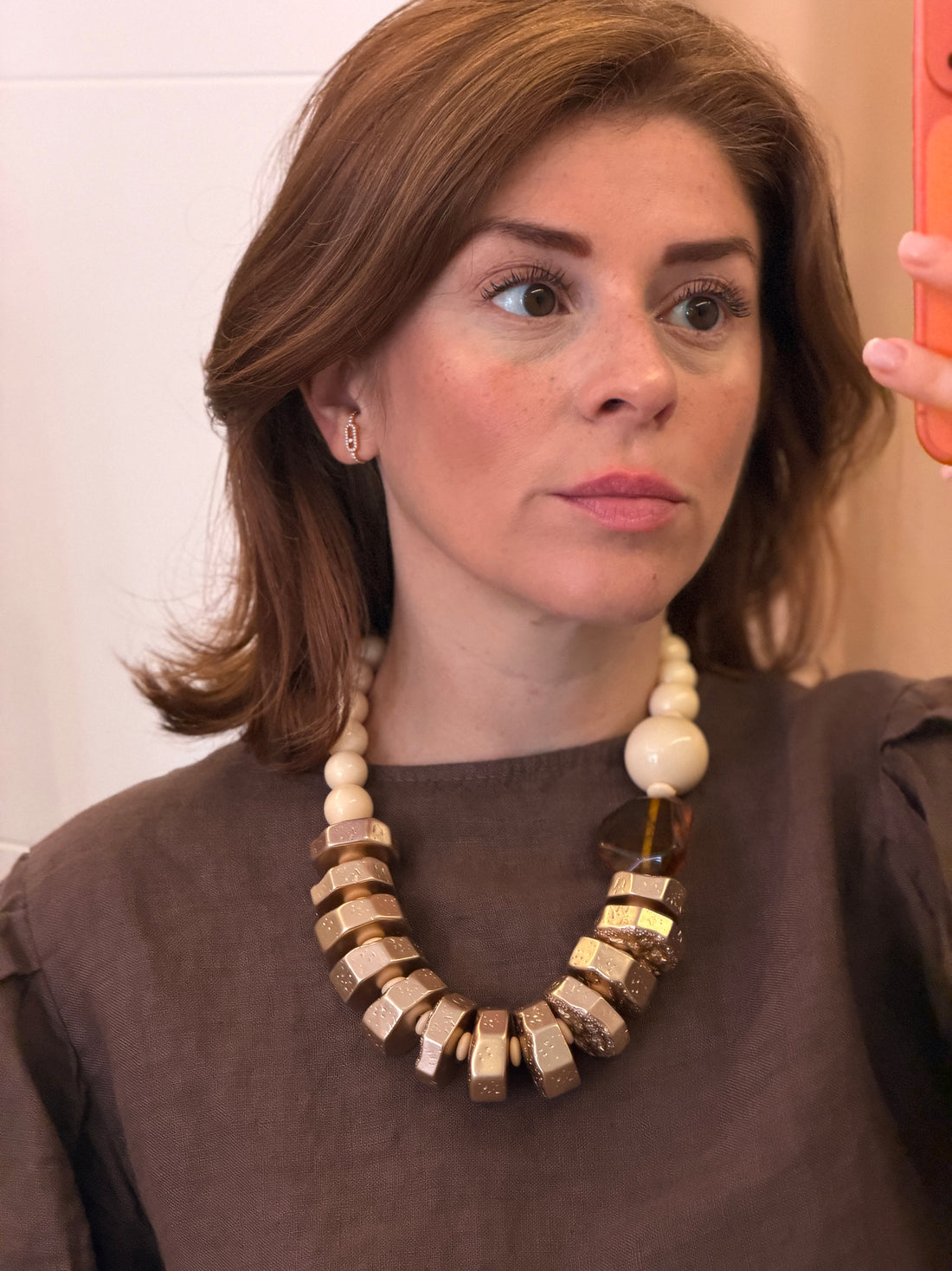 Collier perles et resine crème