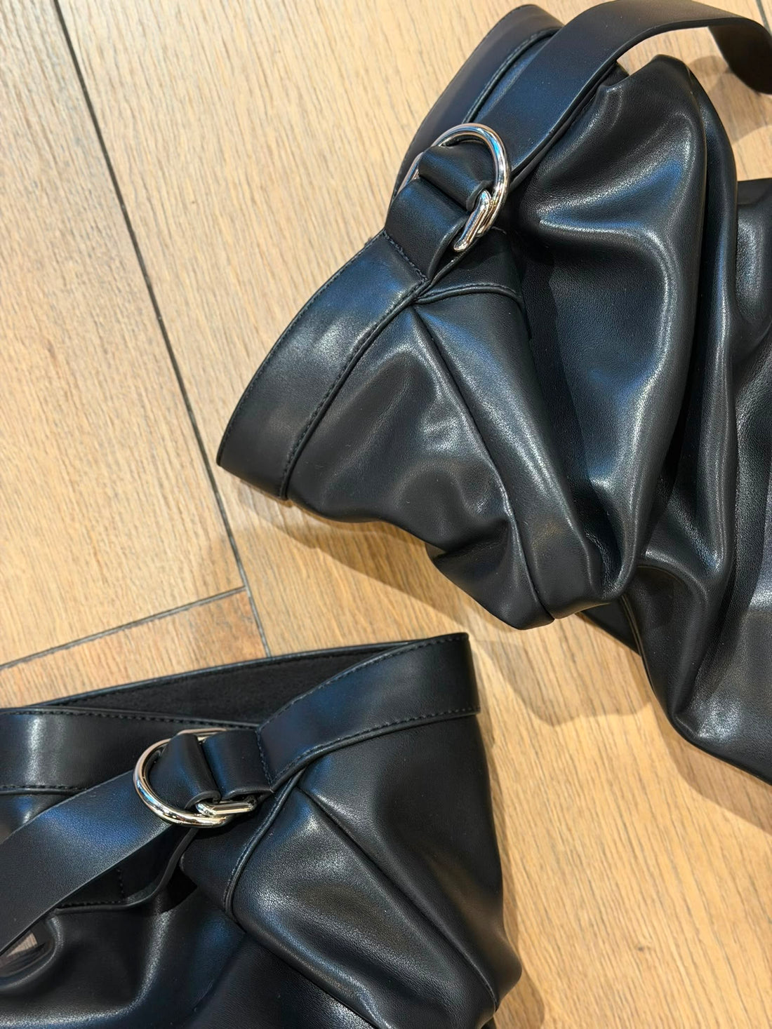 Bottes noires froncées