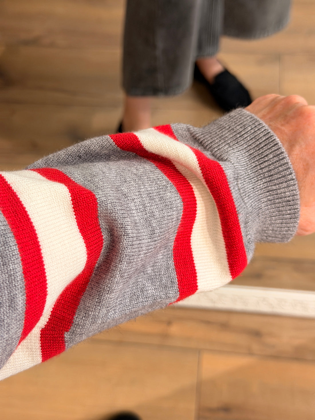Polo en maille gris/rouge