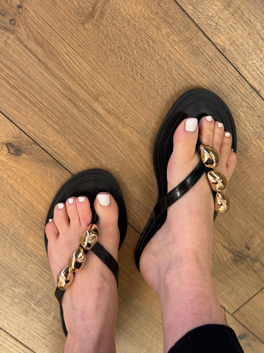 Tongs noires avec bijou doré