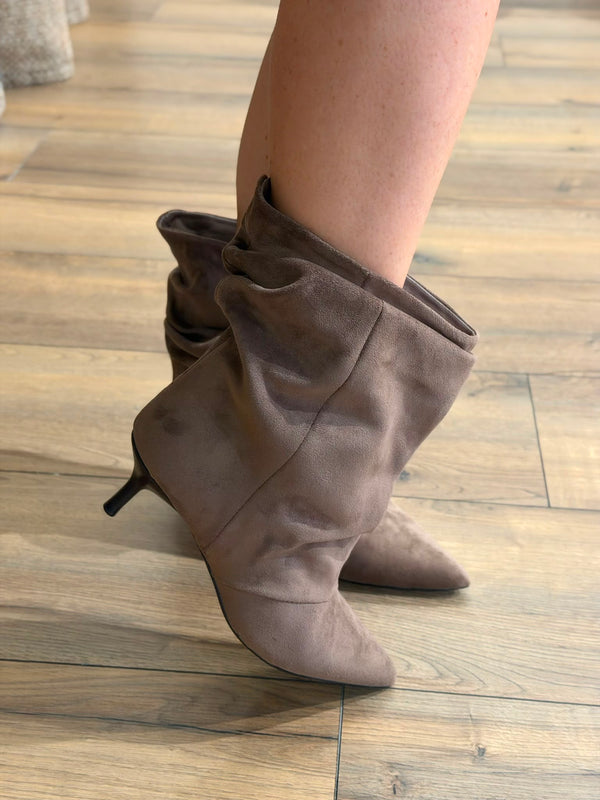 Bottines daim taupe fronces