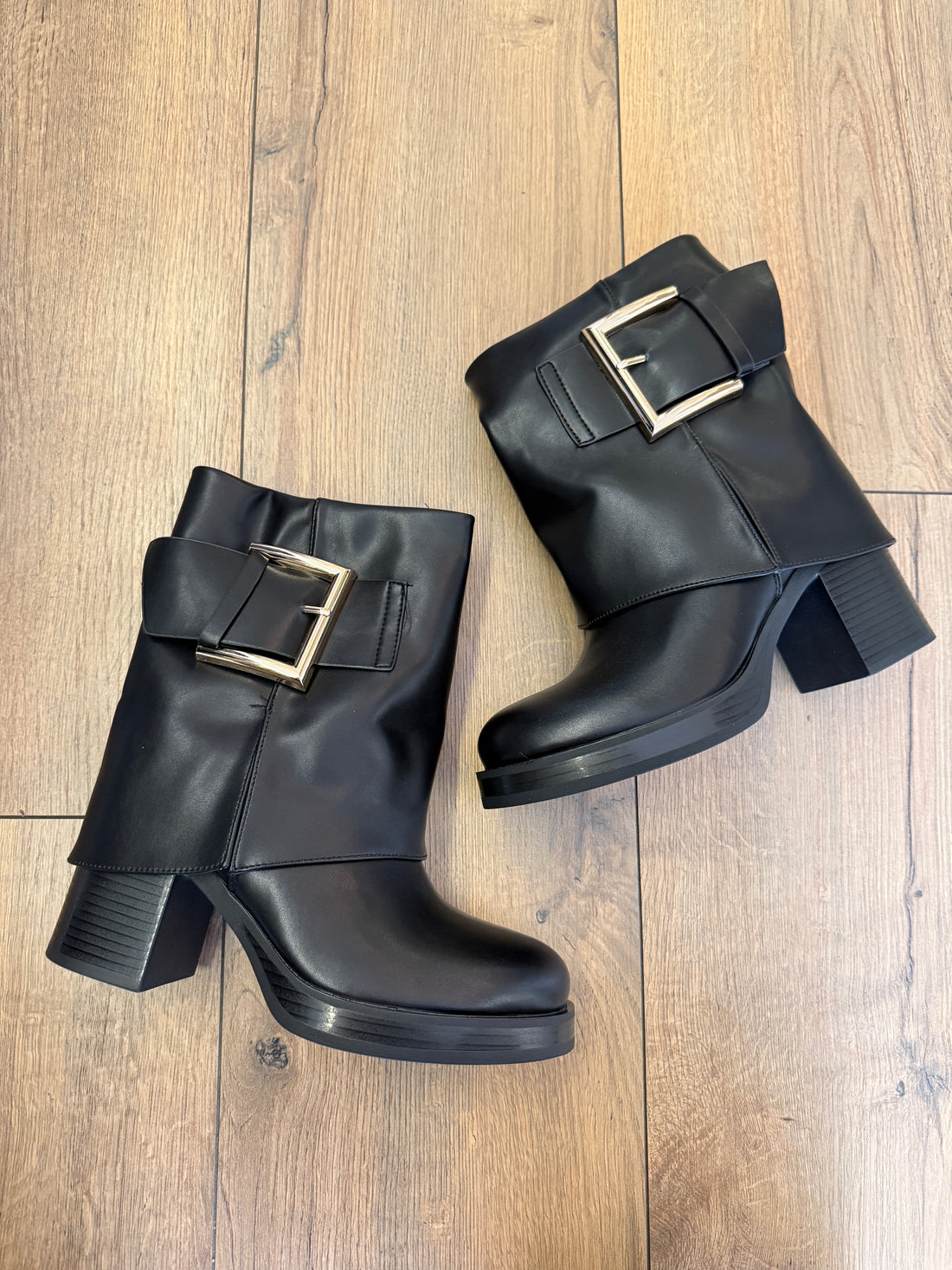Bottines noires à talon et boucle