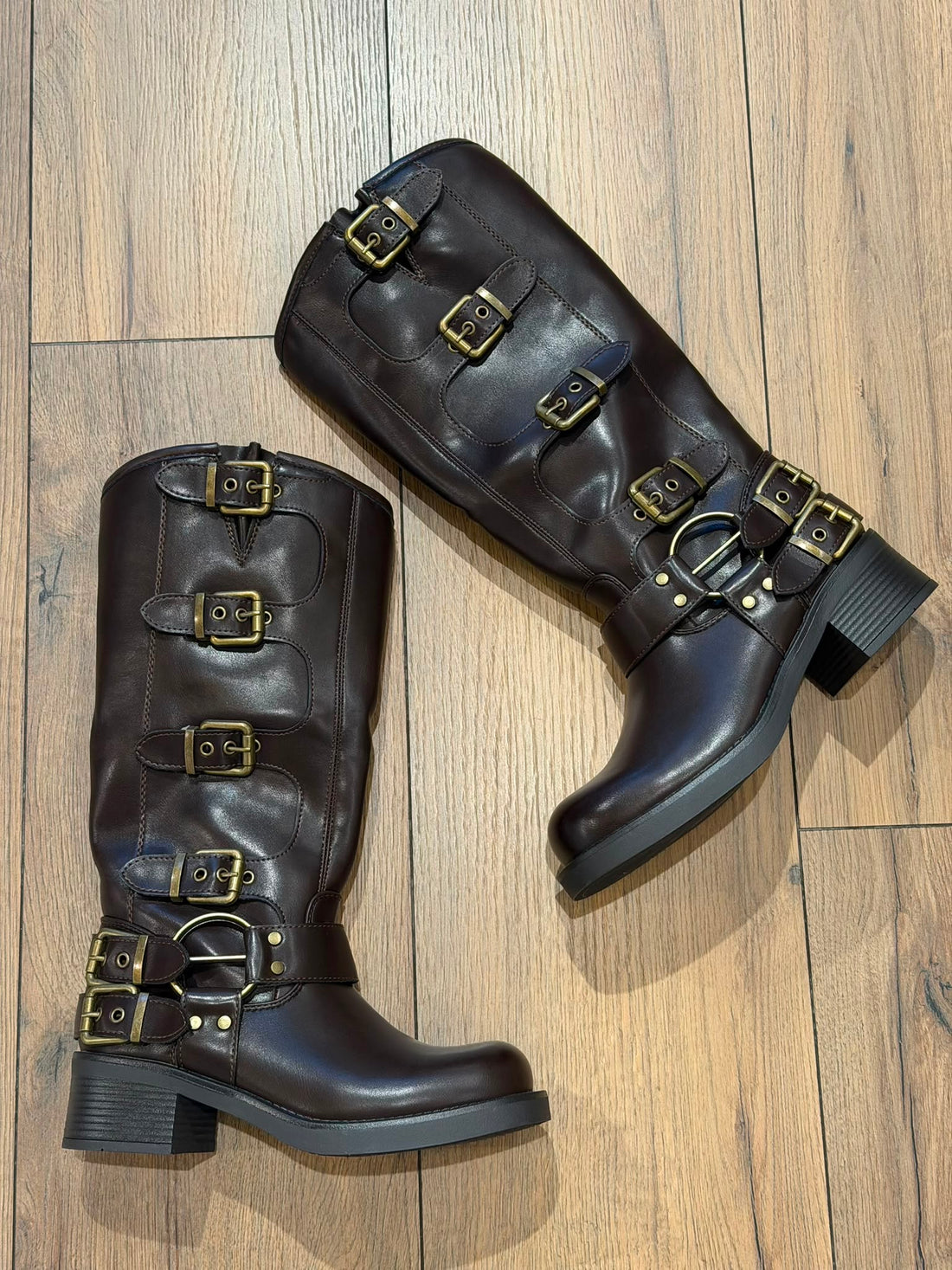 Bottes marrons avec boucles