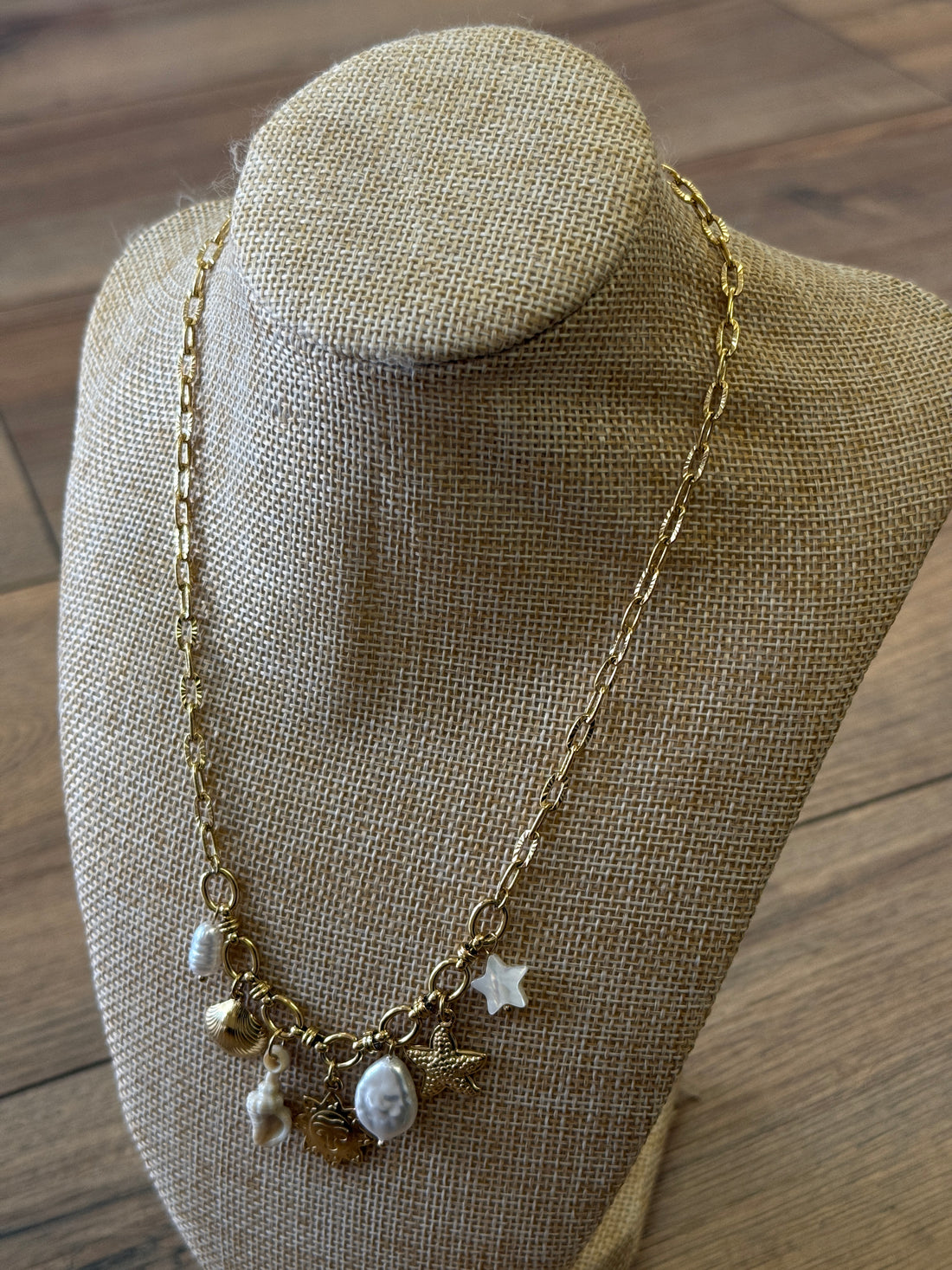 Collier chaîne dorée breloques océan