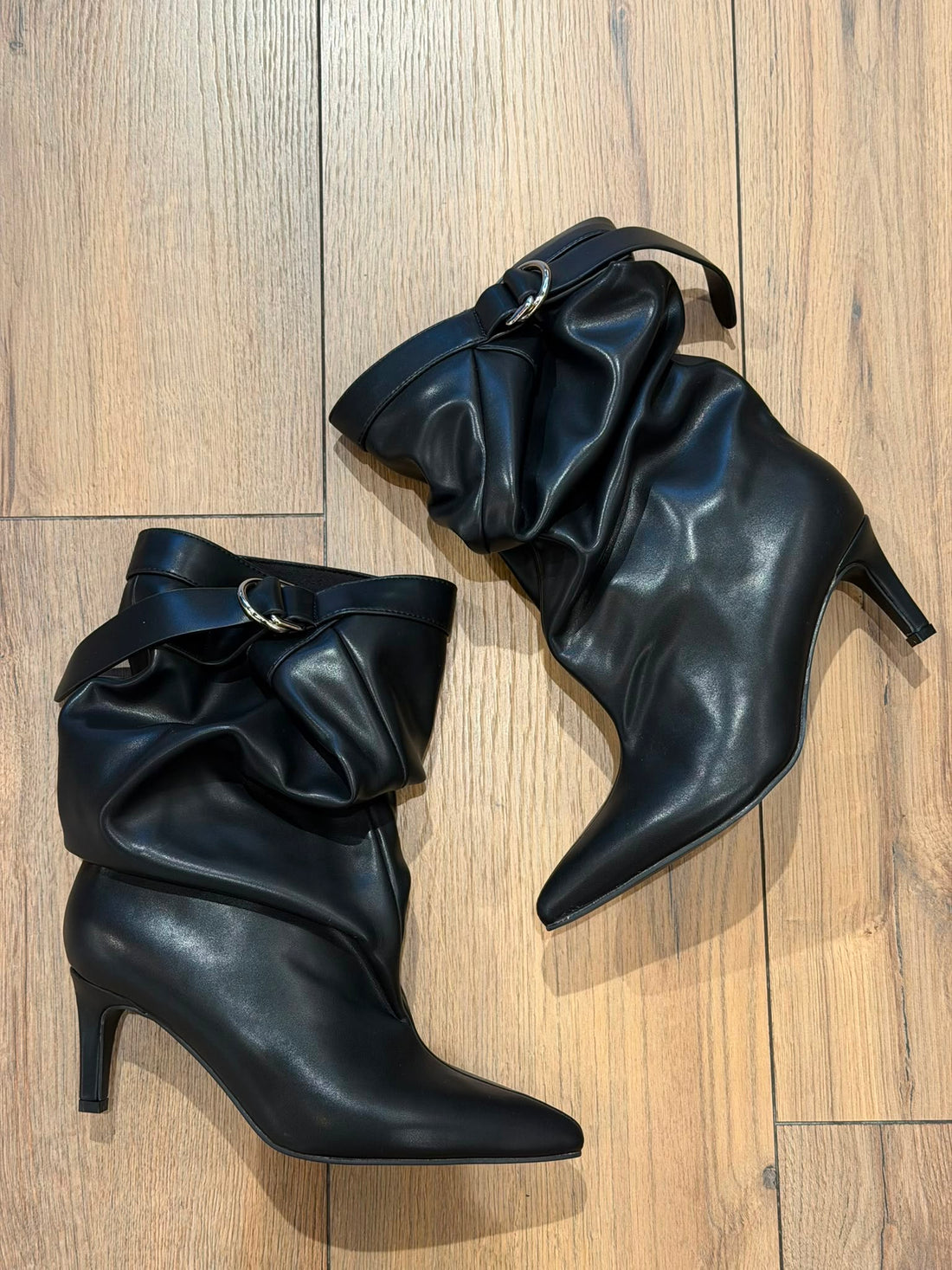 Bottes noires froncées
