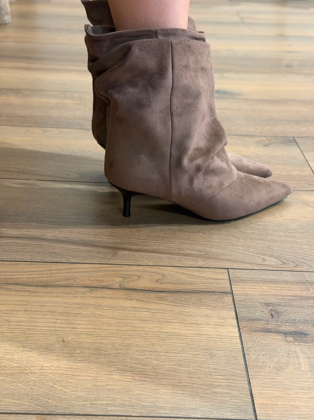 Bottines daim taupe fronces
