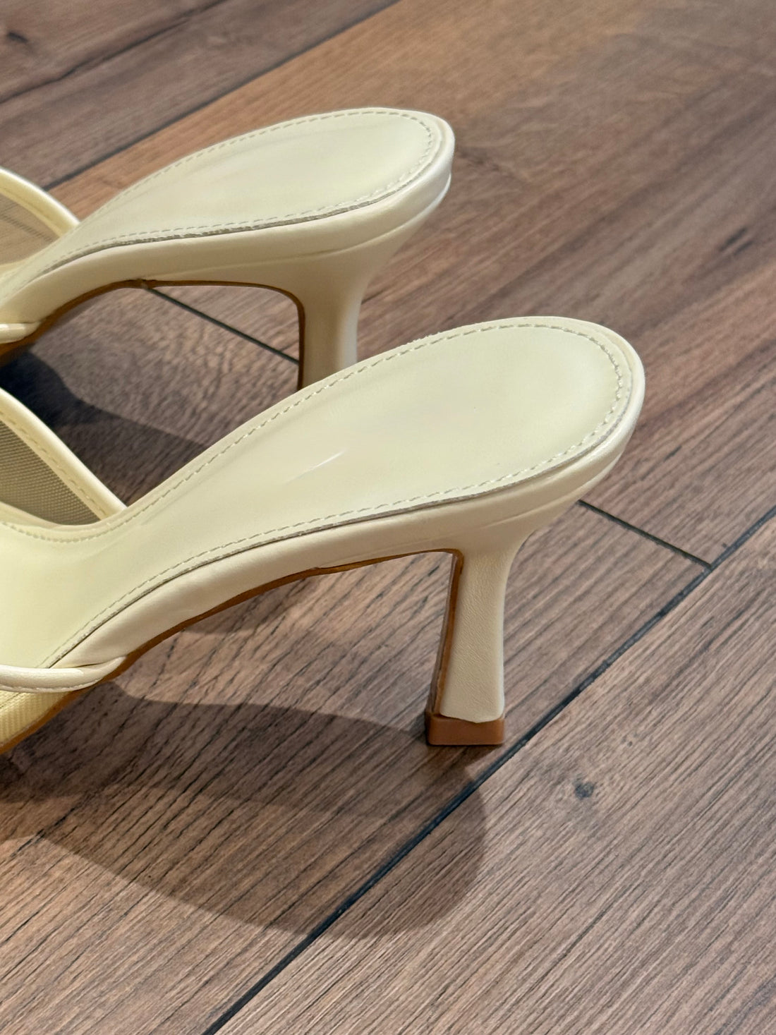 Mules a talon jaune tulle