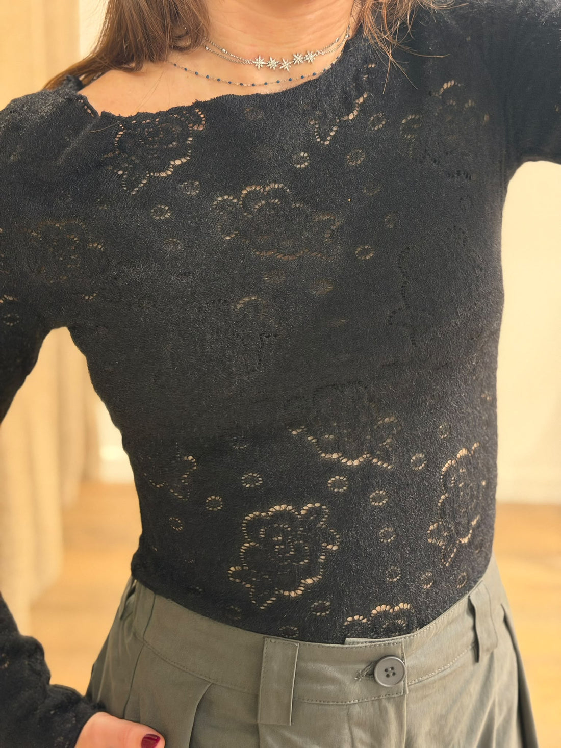 Top dentelle noir col bateau