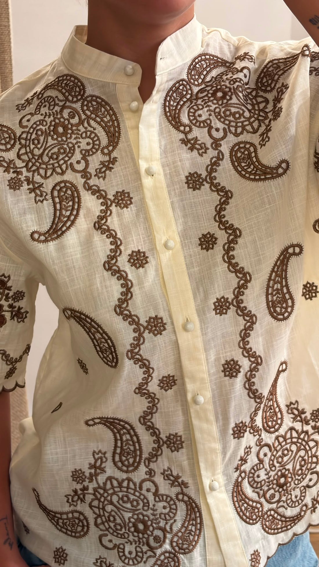 Chemise écrue brodée marron
