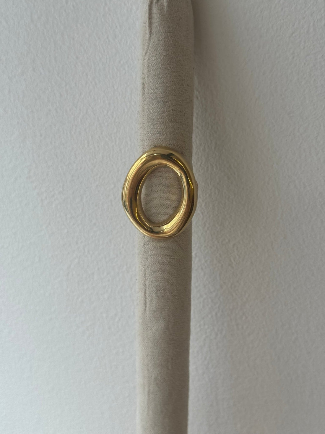 Bague dorée avec anneau abstrait - Léone