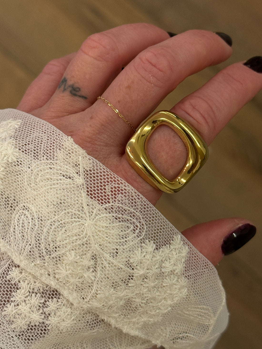 Bague dorée carrée - Léone