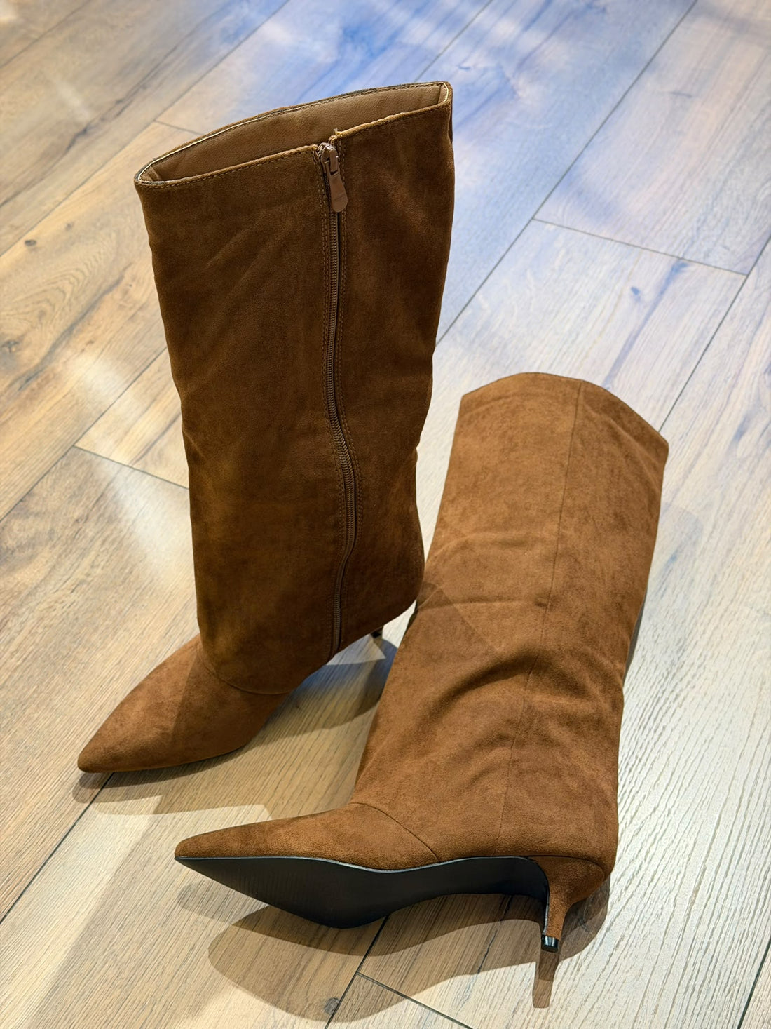Bottes daim camel pointue - Léone