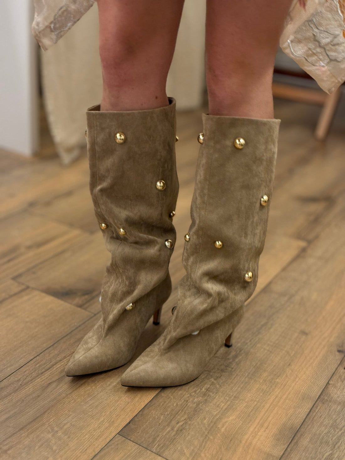Bottes en daim synthétique beige à clous dorés - Léone