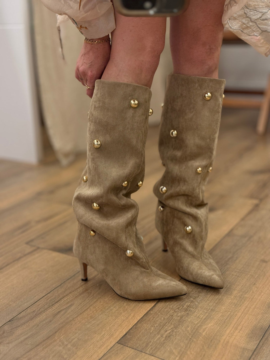 Bottes en daim synthétique beige à clous dorés - Léone