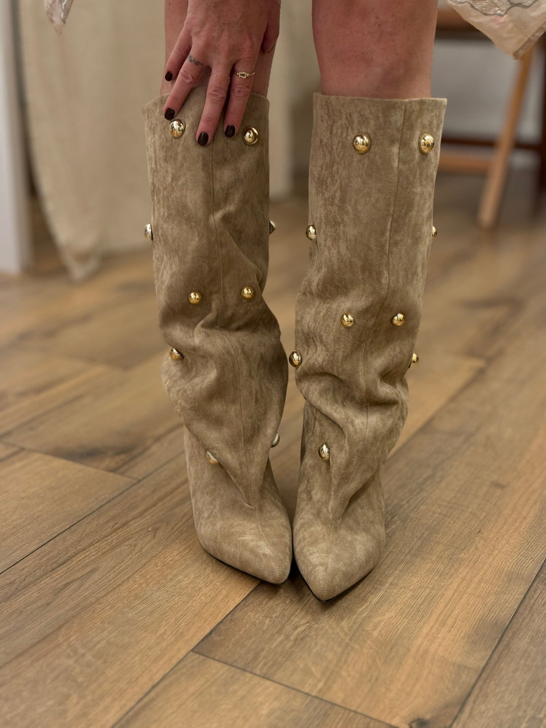 Bottes en daim synthétique beige à clous dorés - Léone