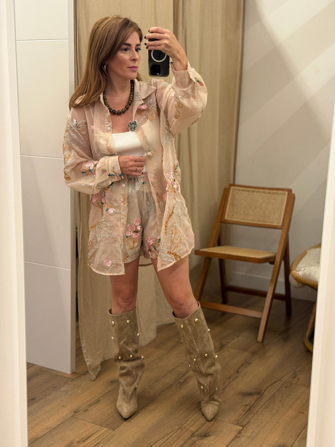 Bottes en daim synthétique beige à clous dorés - Léone