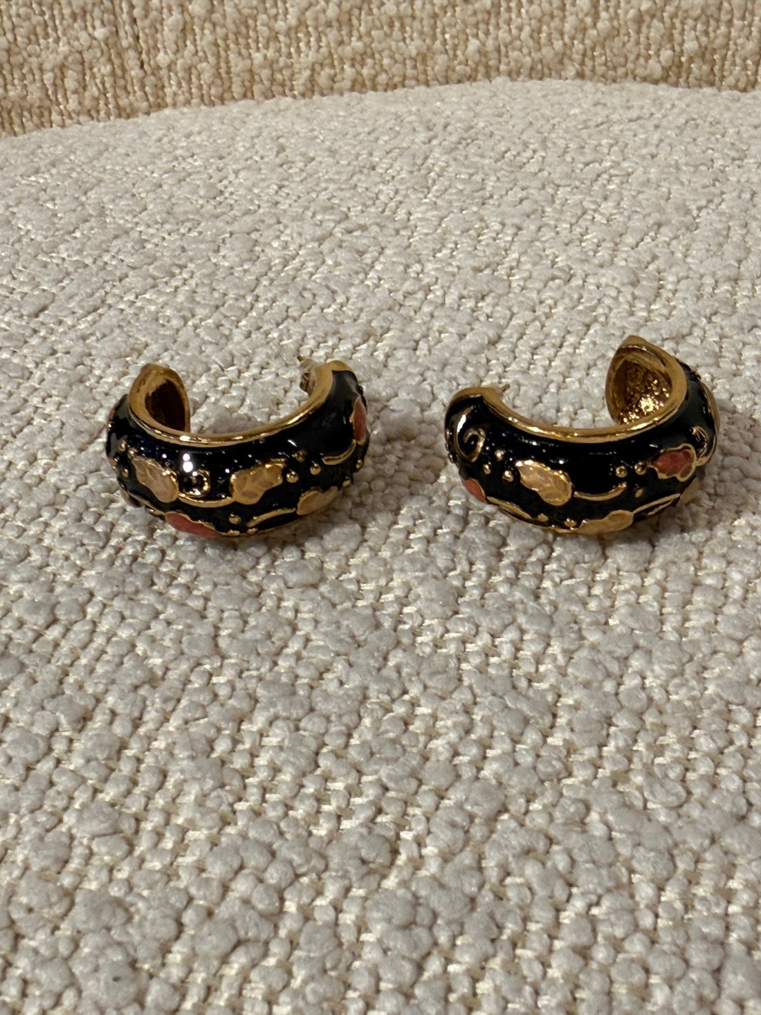 BOUCLES NOIRES ET DORÉES - Léone