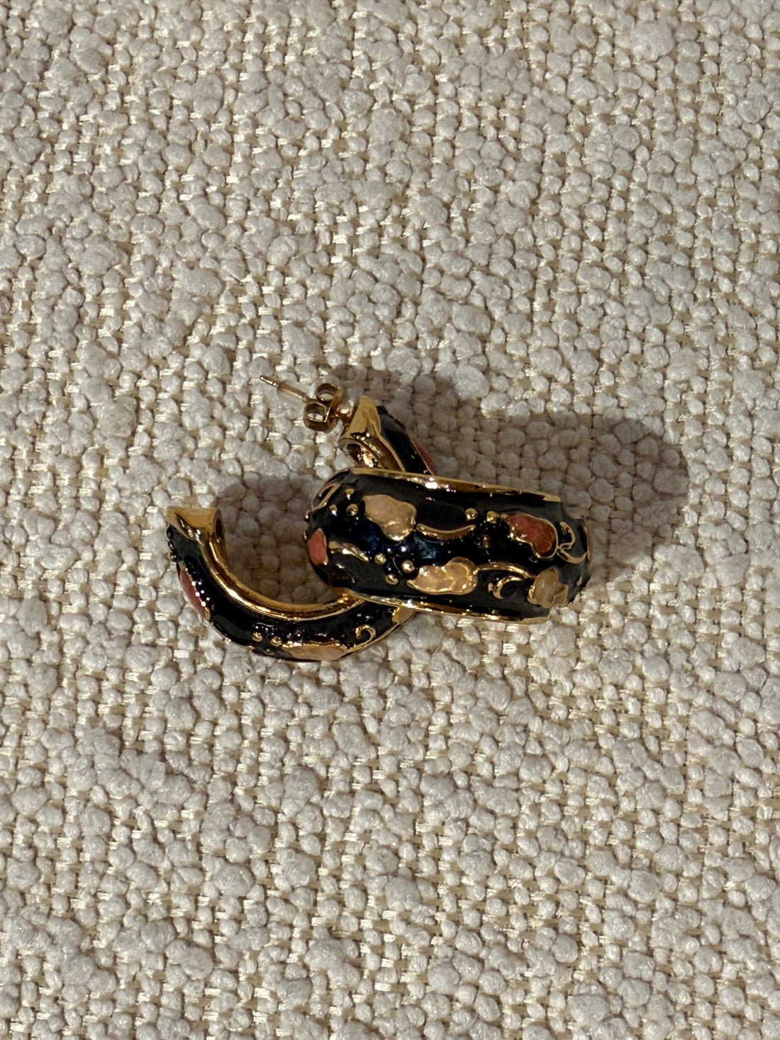 BOUCLES NOIRES ET DORÉES - Léone