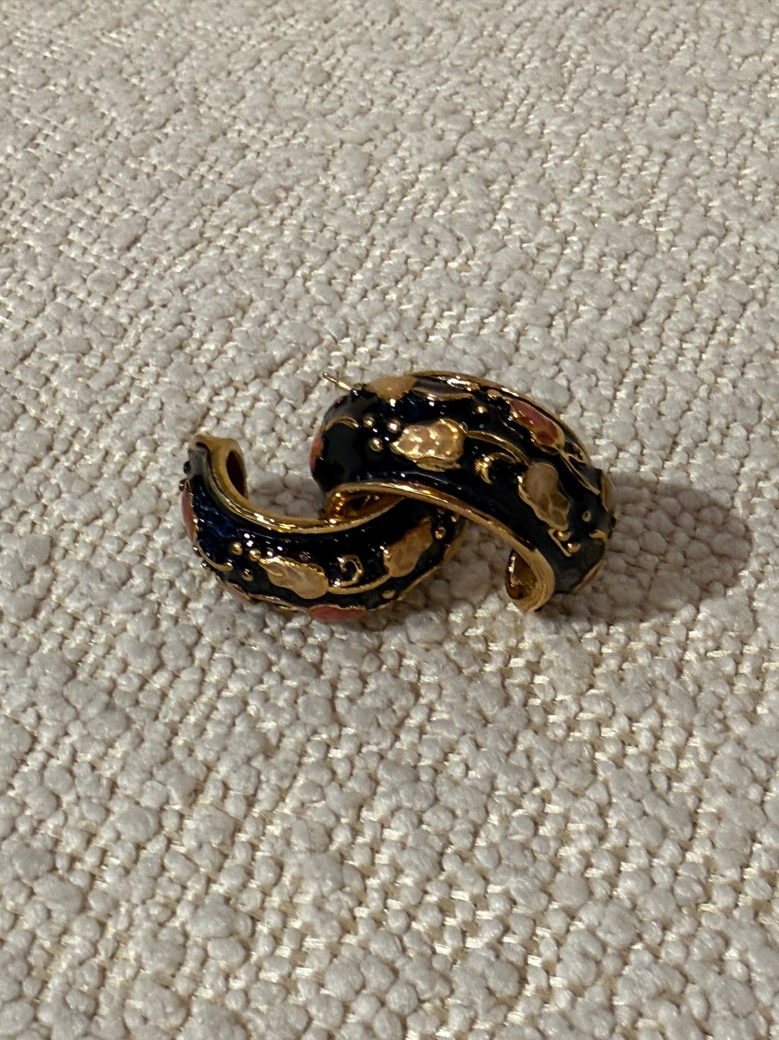 BOUCLES NOIRES ET DORÉES - Léone