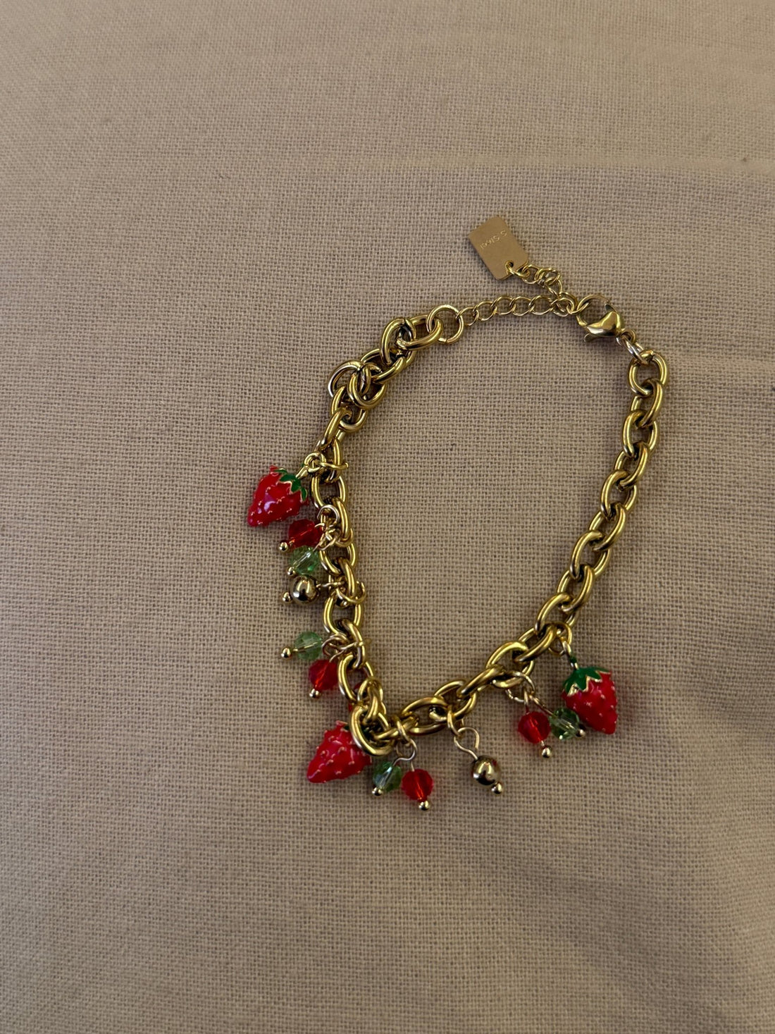 Bracelet chaîne dorée et breloques fraises - Léone