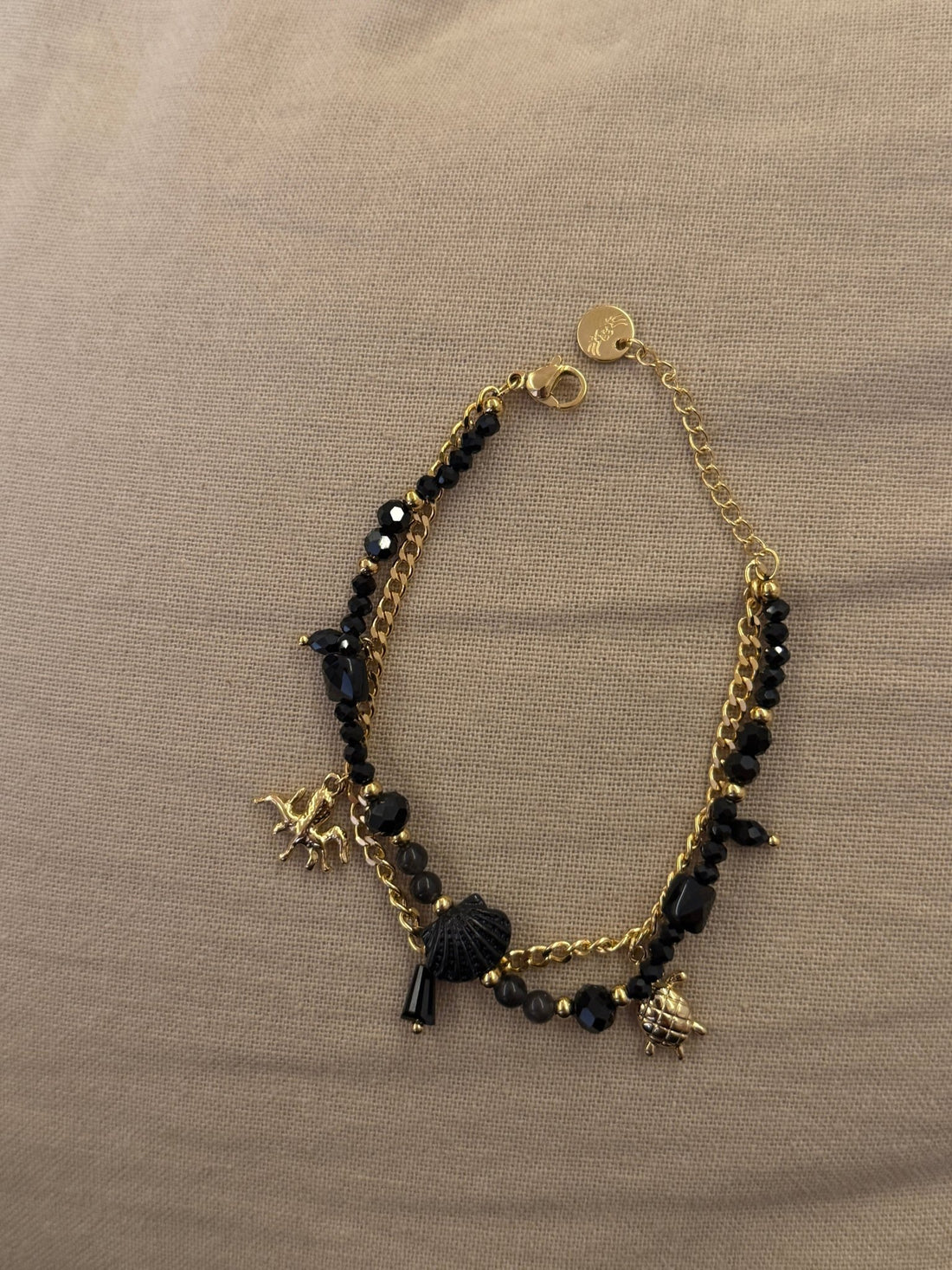Bracelet chaîne dorée et perles noires - Léone