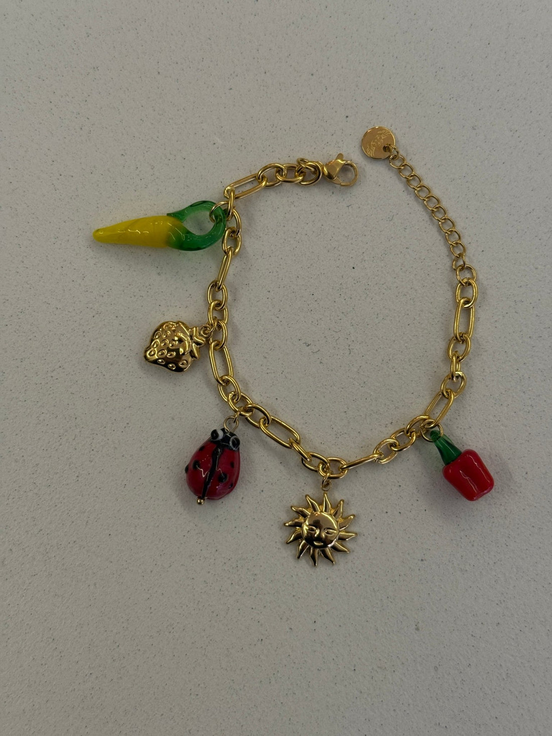 Bracelet en chaîne dorée avec breloques - Léone