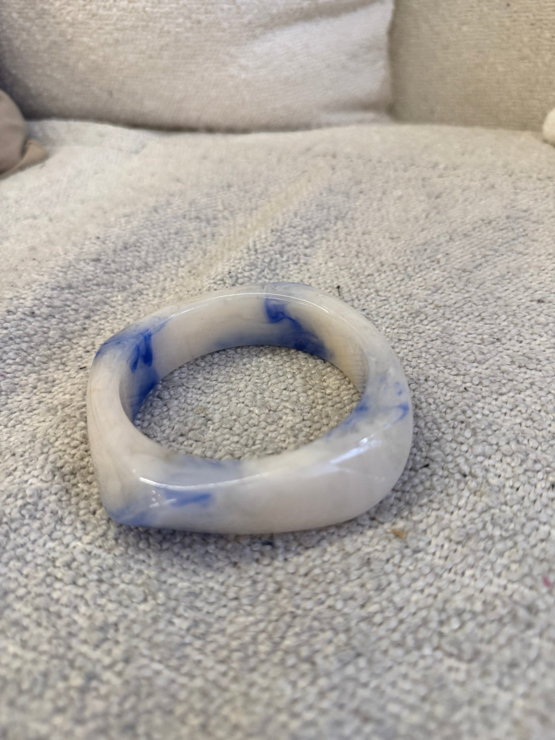 Bracelet résine blanc marbré bleu - Léone