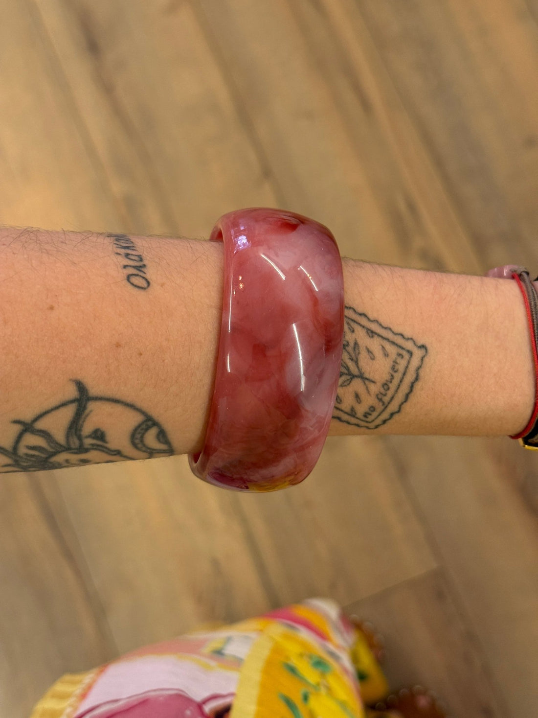 Bracelet résine rouge marbré rond - Léone