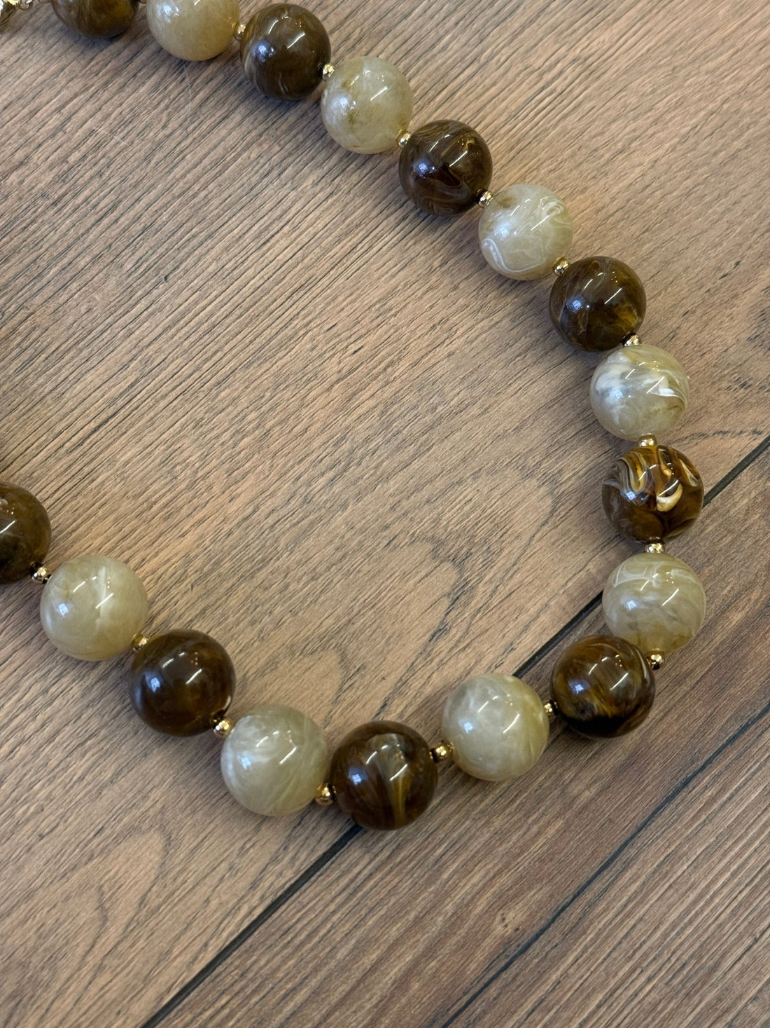 Collier avec billes marbrées marron et beige - Léone