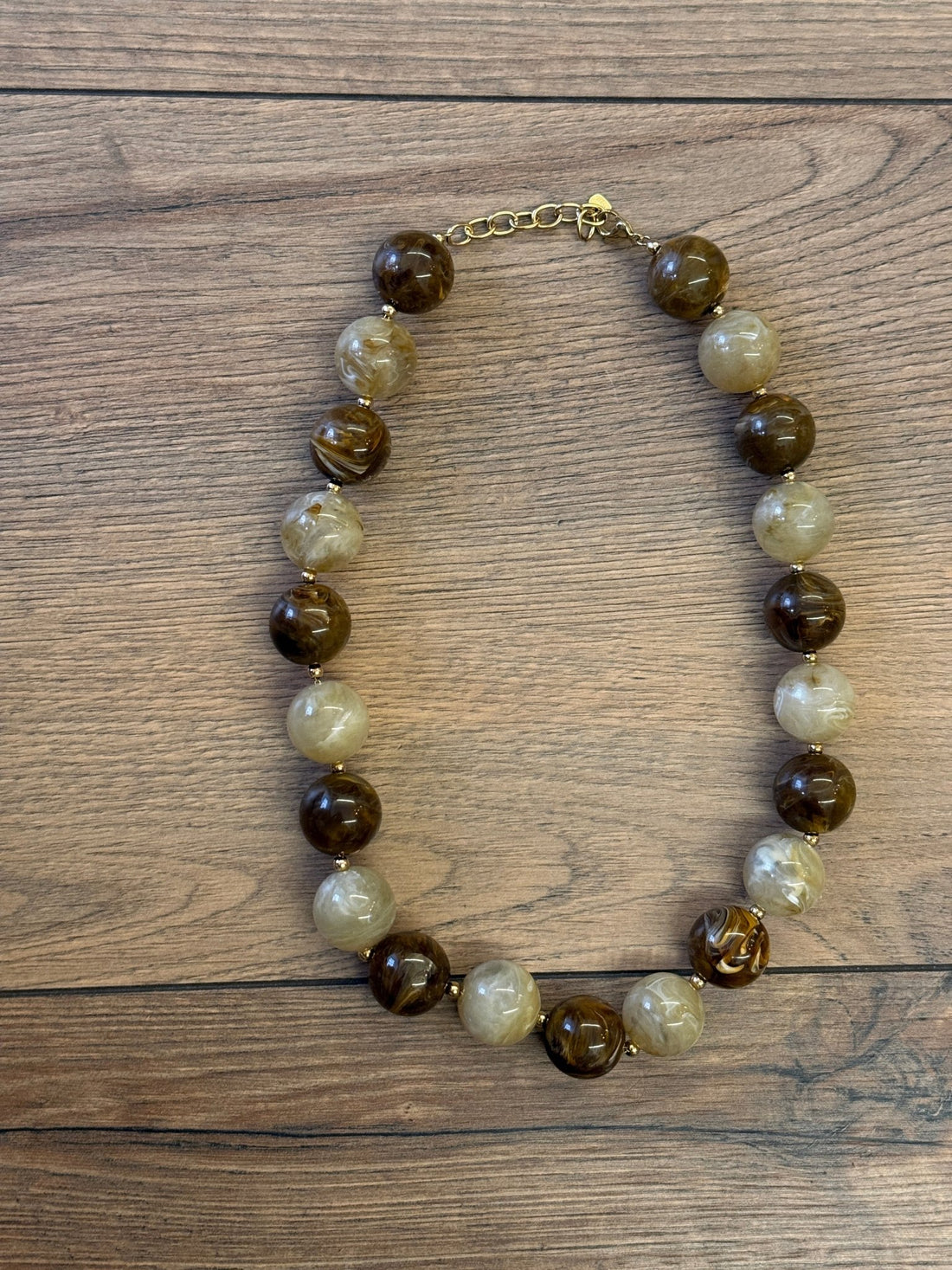 Collier avec billes marbrées marron et beige - Léone