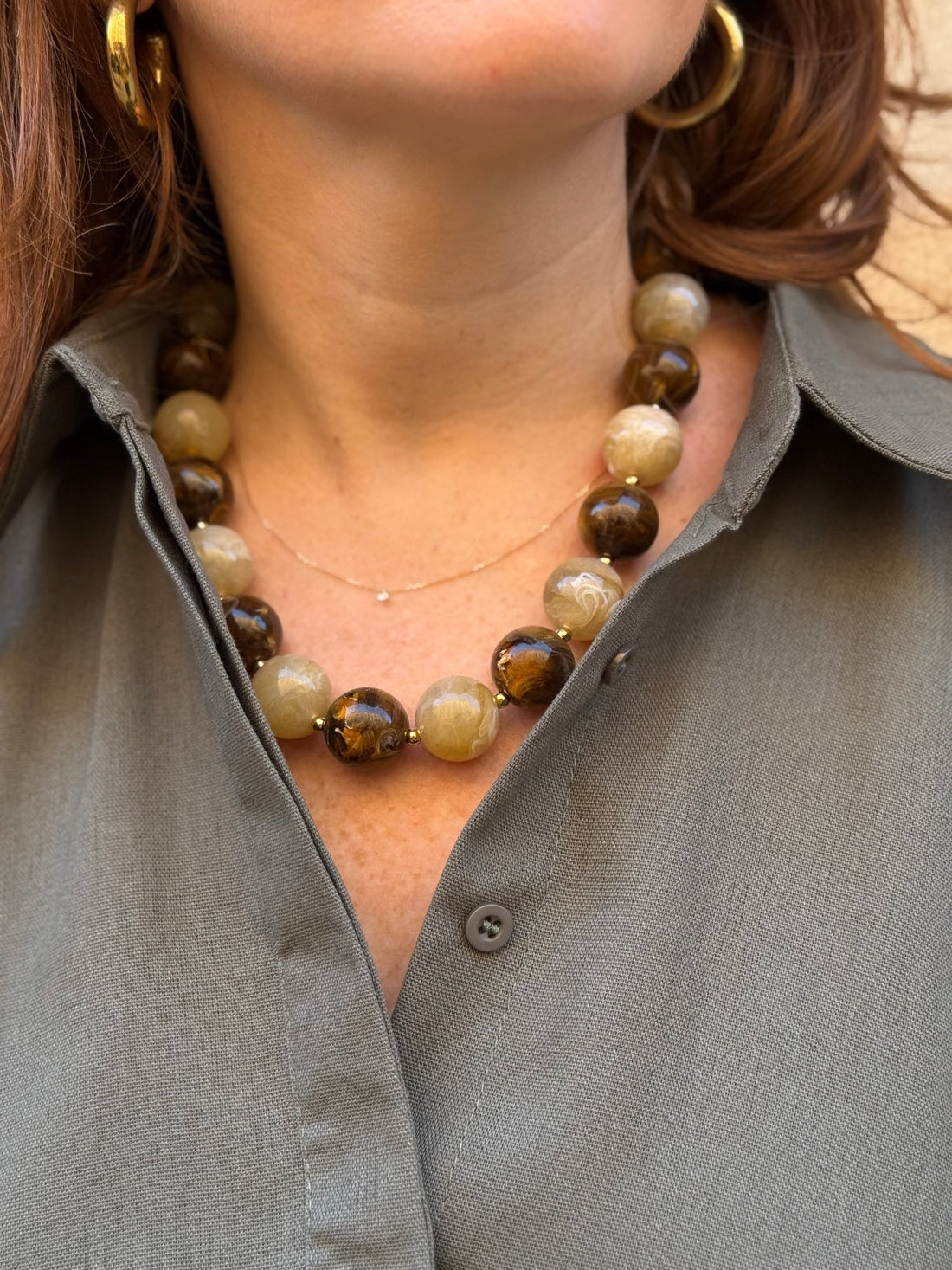 Collier avec billes marbrées marron et beige - Léone