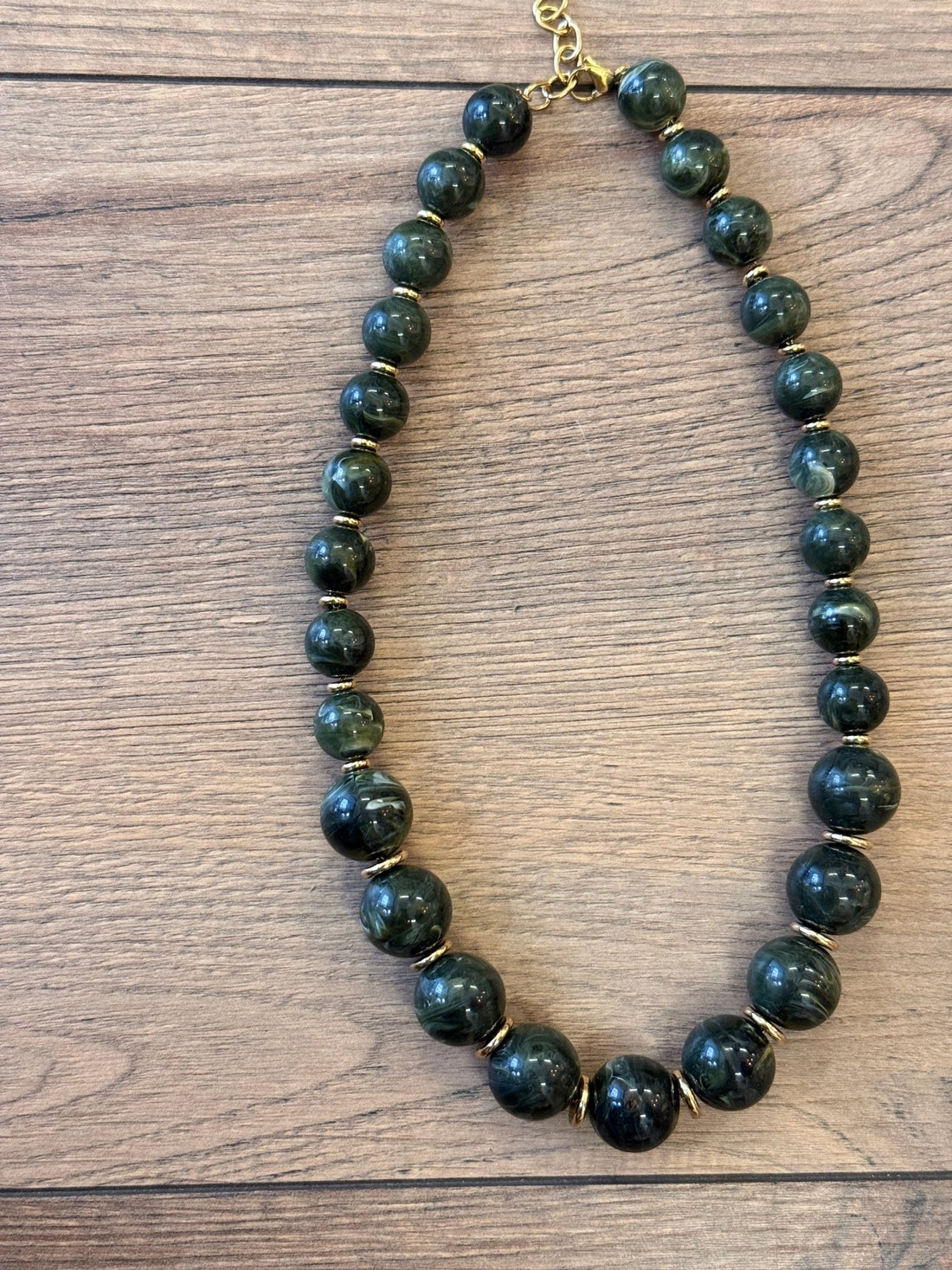 Collier avec billes marbrées vertes - Léone