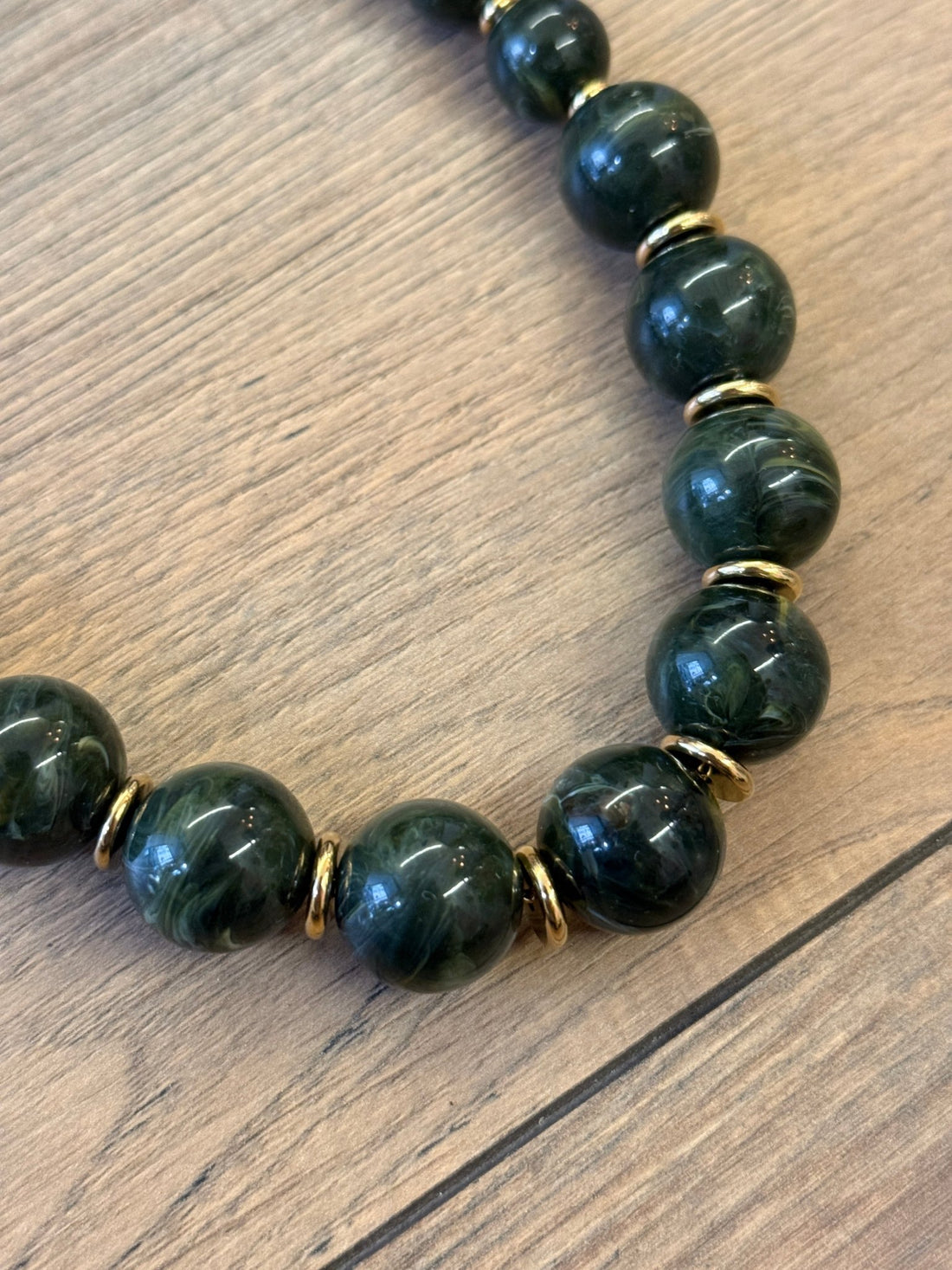 Collier avec billes marbrées vertes - Léone